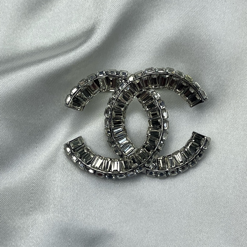 Stylish brooch